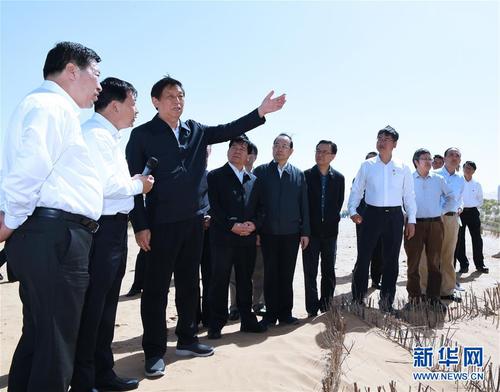 6月2日至5日,，中共中央政治局常委,、全國人大常委會委員長栗戰(zhàn)書在內蒙古自治區(qū)檢查大氣污染防治法實施情況。這是6月4日,，栗戰(zhàn)書在鄂爾多斯銀肯塔拉京津風沙源治理項目了解防沙固沙,、植被恢復等情況。新華社記者饒愛民攝