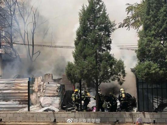 北京酒仙橋地區(qū)一房屋起火 現(xiàn)場(chǎng)有濃煙冒出