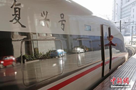 資料圖：列車乘務(wù)員正在做開車前安全檢查。 <a target='_blank' href='http://www.chinanews.com/'>中新社</a>記者 殷立勤 攝