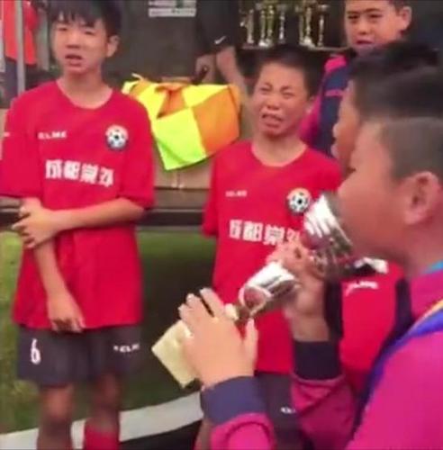 海外奪冠含淚高唱國歌 這群足球少年圈粉無數(shù)