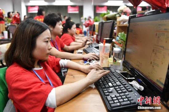 資料圖：雙十一網(wǎng)購(gòu)節(jié),，廣州一電商企業(yè)的員工們?cè)陔娔X前解答消費(fèi)者的購(gòu)物疑問(wèn)。<a target='_blank' href='http://www.chinanews.com/'>中新社</a>記者 陳驥旻 攝