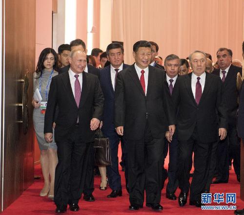 6月9日,，國(guó)家主席習(xí)近平在青島國(guó)際會(huì)議中心舉行宴會(huì),，歡迎出席上海合作組織青島峰會(huì)的外方領(lǐng)導(dǎo)人。這是習(xí)近平同貴賓們共同步入宴會(huì)廳,。新華社記者李學(xué)仁攝