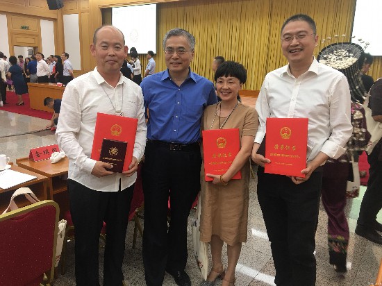 全國(guó)非物質(zhì)文化遺產(chǎn)保護(hù)工作先進(jìn)集體先進(jìn)個(gè)人和第五批國(guó)家級(jí)非物質(zhì)文化遺產(chǎn)代表性傳承人座談活動(dòng)現(xiàn)場(chǎng)  從左至右為傳承人何滿、項(xiàng)兆倫副部長(zhǎng),、傳承人陳利,、陳岸瑛