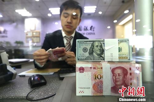 資料圖：銀行工作人員正在清點(diǎn)貨幣,。<a target='_blank' href='http://www.chinanews.com/'>中新社</a>記者 張?jiān)?攝