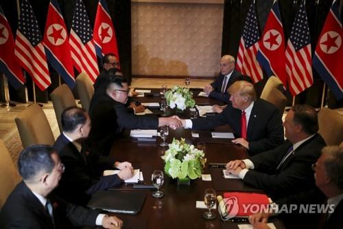 記者問“你要放棄核武嗎,？” 金正恩笑而不語