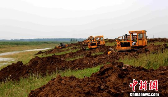 6月3日,，35臺大型推土機,、挖機開始拆除下塞湖矮圍?！×挝?攝