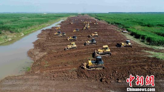 6月6日，下塞湖南堤施工整治現(xiàn)場,?！×挝?攝