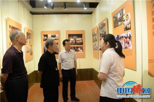 觀看黃仲咸生平事跡展,。　陳佳麗 攝