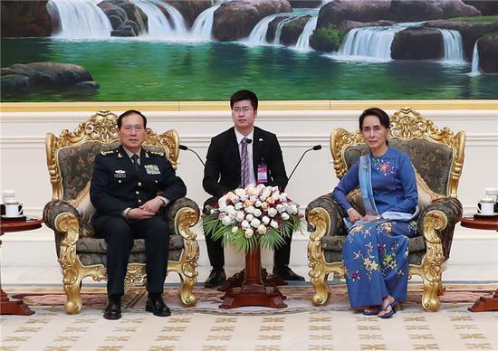 15日下午，緬甸國務(wù)資政昂山素季會(huì)見了正在緬進(jìn)行正式訪問的中國國務(wù)委員兼國防部長魏鳳和,。李曉偉 攝