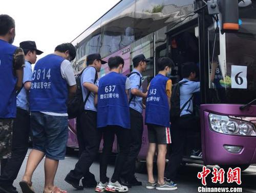 犯罪嫌疑人將被押解至舟山，接受警方進(jìn)一步調(diào)查?！埍?攝