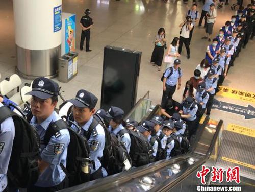 犯罪嫌疑人被押解抵達(dá)杭州火車東站,。　張斌 攝