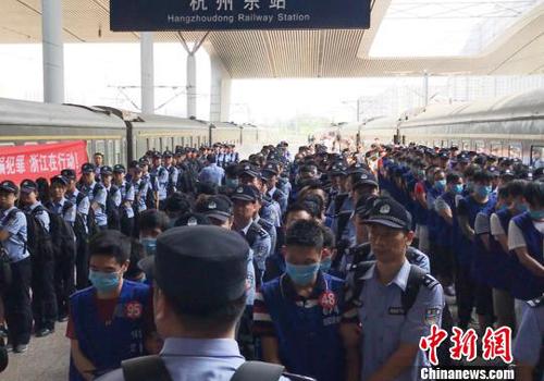 犯罪嫌疑人被押解抵達(dá)杭州火車東站,。　張斌 攝