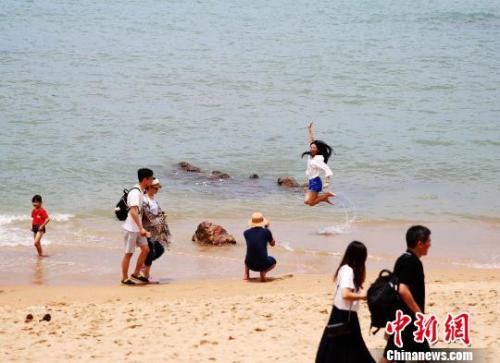 資料圖：端午假期,，游客在三亞海邊嬉水,。　王曉斌 攝
