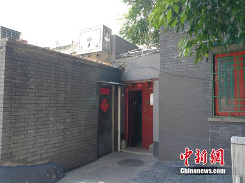 房子在西長(zhǎng)安街以南的銅井胡同里,。紅門為小院的外門。<a target='_blank' href='http://www.chinanews.com/' >中新網(wǎng)</a>記者 邱宇 攝