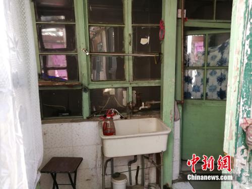 進(jìn)門后只有一個(gè)簡(jiǎn)易洗手池，水龍頭已經(jīng)生銹,。<a target='_blank' href='http://www.chinanews.com/' >中新網(wǎng)</a>記者 邱宇 攝