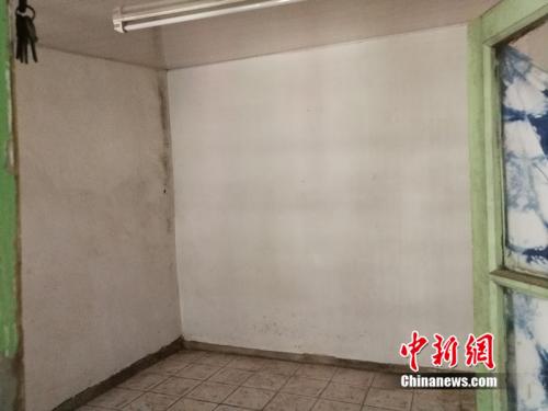 屋內(nèi)光線很暗,，有陳腐的氣味。<a target='_blank' href='http://www.chinanews.com/' >中新網(wǎng)</a>記者 邱宇 攝