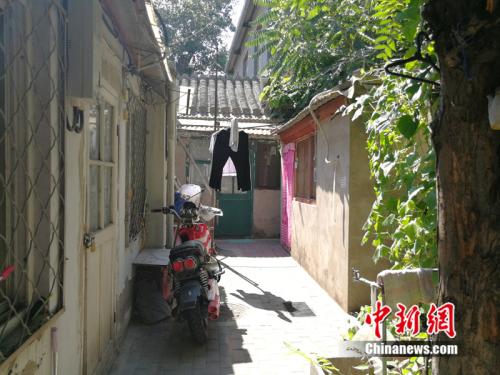 一米多寬的狹小過(guò)道里用繩子晾著衣褲,。<a target='_blank' href='http://www.chinanews.com/' >中新網(wǎng)</a>記者 邱宇 攝