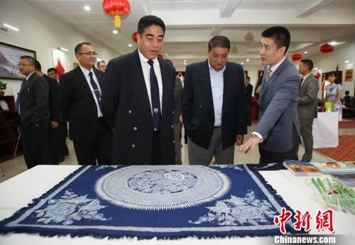 中國(guó)僑網(wǎng)普拉哈德將軍等觀賞中國(guó)貴州藝術(shù)家楊啟英的蠟染桌布作品《蝴蝶翩翩》?！埑恳怼z