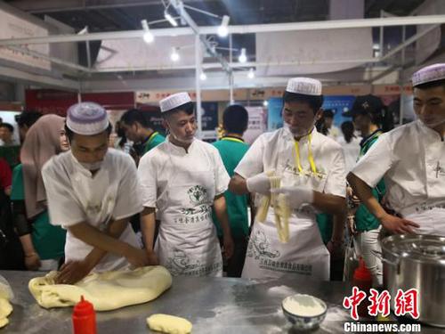 圖為現(xiàn)場制作蘭州牛肉拉面,。　楊娜 攝