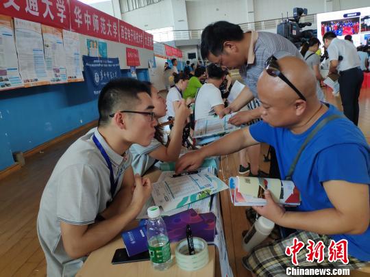 家長咨詢招生事宜?！⊥蹶魂弧z