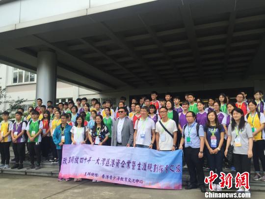 香港路德會(huì)西門英才中學(xué)師生們在廣東惠州南旋集團(tuán)參觀并一起合影留念 宋秀杰 攝