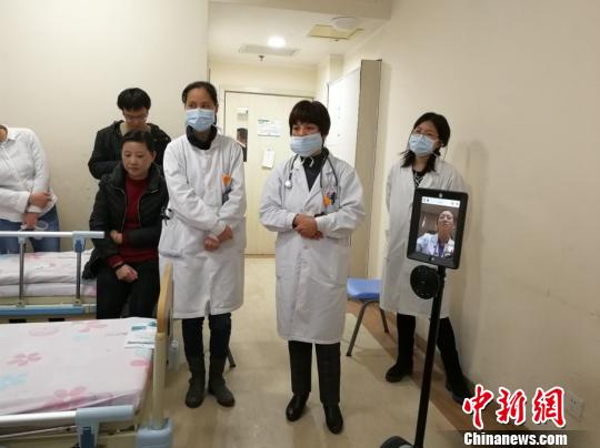 中國專家自主研發(fā)醫(yī)療服務(wù)機(jī)器人可實(shí)現(xiàn)遠(yuǎn)程會(huì)診