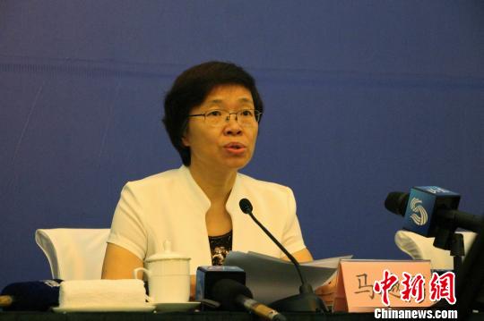 山東省食品藥品監(jiān)督管理局局長馬越男在發(fā)布會上介紹有關情況?！≮w曉 攝