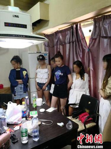 圖為,，抓捕現(xiàn)場(chǎng) 唐時(shí)杰 攝
