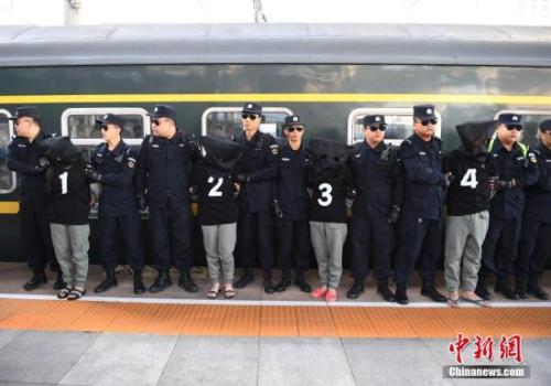 2017年8月29日,，長春火車站,，10名電信詐騙犯罪嫌疑人被長春警方從國外經(jīng)云南押解回國。<a target='_blank' href='http://www.chinanews.com/'>中新社</a>記者 張瑤 攝