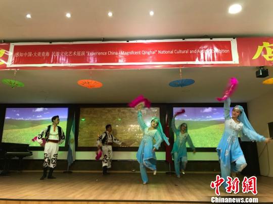 圖為“感知中國·大美青?！敝袊嗪Ｃ褡逦幕囆g(shù)展布宜諾斯艾利斯市巡展現(xiàn)場(chǎng)?！∩俸?攝