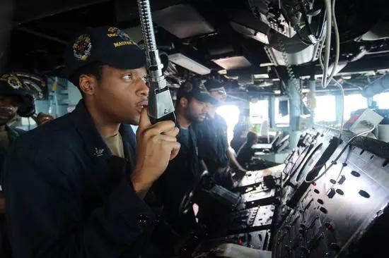 馬斯汀號上的美軍艦員正在指揮海上補給,。