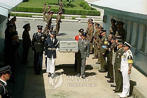 資料圖片：美軍在板門(mén)店接收遺骸,，圖片攝于1998年5月25日,。(來(lái)源：韓聯(lián)社)