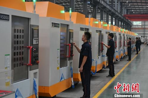資料圖：福建泉州一家數(shù)控公司的工作人員正在作業(yè),。<a target='_blank' href='http://www.chinanews.com/'>中新社</a>記者 呂明 攝