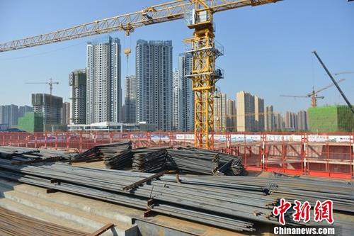 資料圖：成都一在建房產(chǎn)項(xiàng)目,。<a target='_blank' href='http://www.chinanews.com/'>中新社</a>記者 張浪 攝