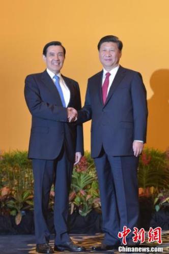 資料圖：2015年11月7日下午,，習(xí)近平,、馬英九在新加坡香格里拉大酒店會面。15時許,，兩人相向而行,，握手致意。 <a target='_blank' href='http://www.chinanews.com/'>中新社</a>記者 廖攀 攝