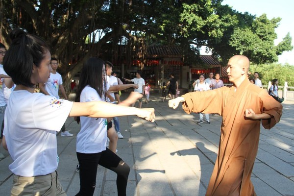 泉州少林寺常定方丈現(xiàn)場(chǎng)教授少林五祖拳入門招式