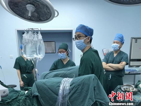 8旬老人前列腺增生重達573克醫(yī)生微創(chuàng)手術剜除