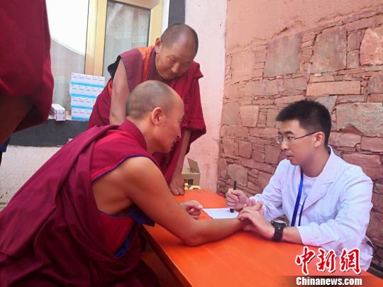 圖為專家進(jìn)寺廟義診,。　南如卓瑪 攝