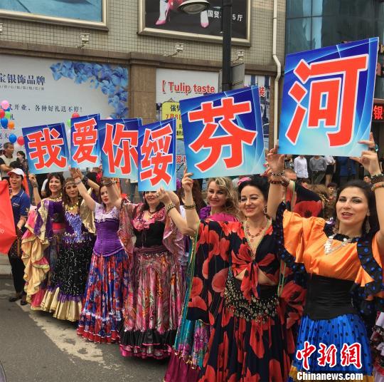 中國(guó)僑網(wǎng)中俄友誼大巡游現(xiàn)場(chǎng)。邵丹 攝