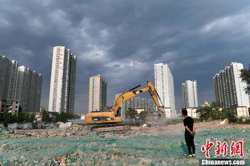 資料圖：工人操作挖掘機在太原一商品房建設工地施工作業(yè),。<a target='_blank' href='http://www.chinanews.com/'>中新社</a>記者 韋亮 攝