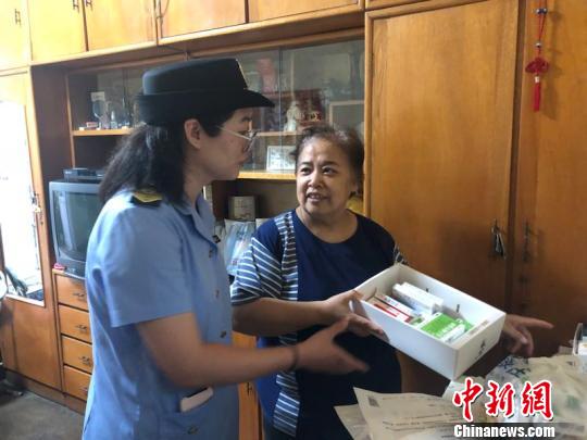 北京市2018年食品安全宣傳周活動正式啟動,。圖為工作人員走進居民家中普及食品安全知識,，幫助居民藥效“瘦身”?！”本┦乘幈O(jiān)部門供圖 攝