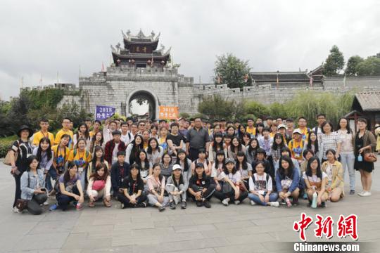 第十屆臺灣大學(xué)生研習(xí)營團員參觀貴陽青巖古鎮(zhèn),。鐘欣 攝