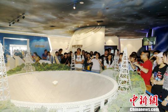 第十屆臺灣大學(xué)生研習(xí)營團員參觀中國天眼,。鐘欣 攝