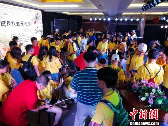 來自德國,、西班牙,、美國等10個國家17個海外華校和華文教育機構(gòu)的400名華裔青少年參營。