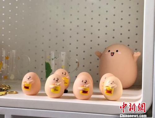 表情包衍生產(chǎn)品以其與表情包高度契合受到年輕人喜愛?！￡悙?攝