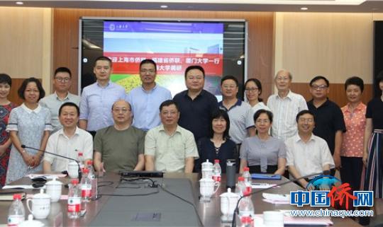中國僑網(wǎng)福建省僑聯(lián)調(diào)研團(tuán)與上海大學(xué)成員合影,?！＄娖鹚伞z