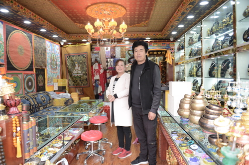 004小夫妻兩個細心的經(jīng)營者父親留下來的門市,，因為他們知道這是包括兄弟幾個的飯碗