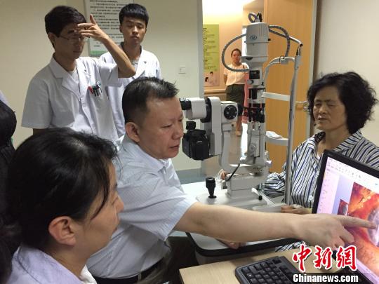 李紹偉教授為患者進行術前檢查?！『珮s 攝