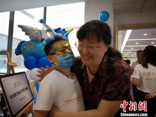 80組來自全國各地曾在兒中心成功接受造血干細胞移植治療的患兒及其家庭回到上海“娘家”,?！∠牧?攝