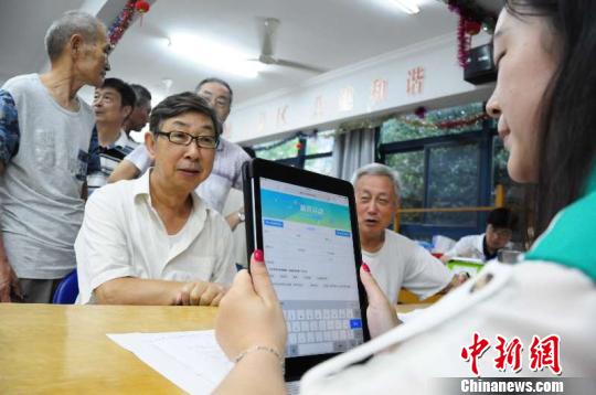 復旦大學附屬腫瘤醫(yī)院2018前列腺癌篩查公益活動進社區(qū)22日正式啟動,。　王懿輝 攝